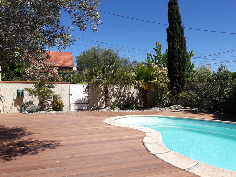 Cette image représente un bord de piscine en bois réalisé par l'entreprise Mayet Parcs & Jardins